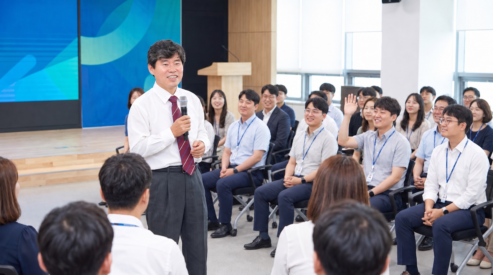 타운홀 미팅에서 직원들과 대화하는 신대섭 원장